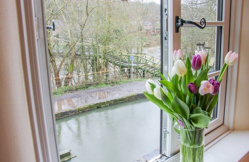 Jackfield Cottage | TUB BOAT COTTAGE, pet friendly, character holiday cottage in Coalport