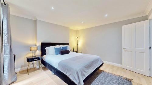 Harrow Road Apartment | Tube & Notting Hill Nearby - Garden Flat Haven