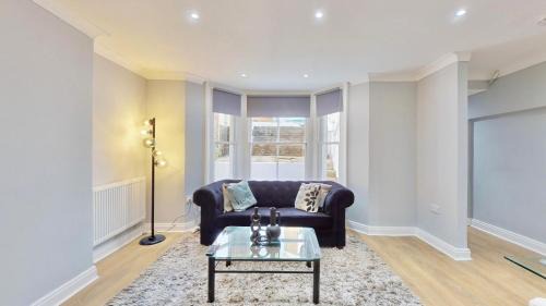 Harrow Road Apartment | Tube & Notting Hill Nearby - Garden Flat Haven