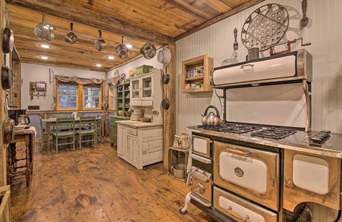 Sautee Nacoochee Cabin | Tubes & Kayaks: 5-Acre North Georgia Mtn Retreat
