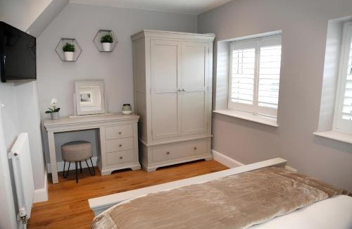 Mumbles Apartment | Tucked Away, Beach Access Sleeps 4