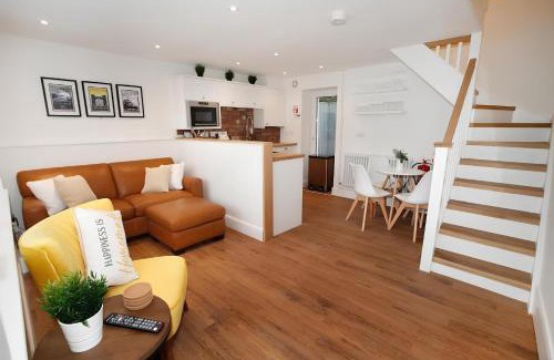 Mumbles Apartment | Tucked Away, Beach Access Sleeps 4
