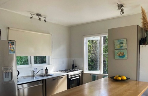 Oneroa House | Tucked away from the downtown core and centrally located for your convenience