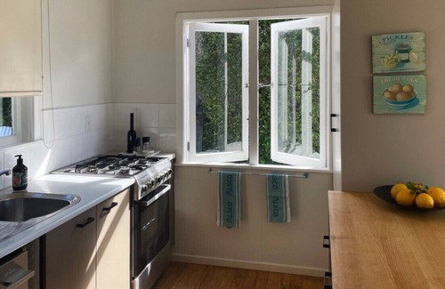 Oneroa House | Tucked away from the downtown core and centrally located for your convenience