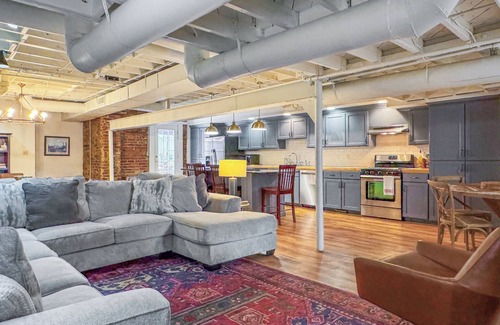Milton House | Tucked away historical townhome central to downtown New Iberia's Main street!