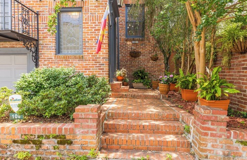 Milton House | Tucked away historical townhome central to downtown New Iberia's Main street!