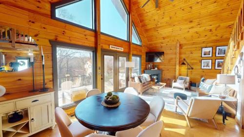 Cadiz House | Tucked Away on the Ridge - Quiet Fall Lake Retreat