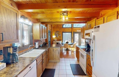 Cadiz House | Tucked Away on the Ridge - Quiet Fall Lake Retreat