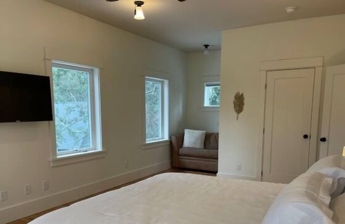 Grayton Beach Cottage | Tucked Away Treehouse 4 bed/2 bath sleeps 11 Short walk to Beach,3nt min may
