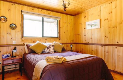 Rathdowney Bed & Breakfast | Tuckeroo Cottages & Gardens - Blue Wren & Kookaburra