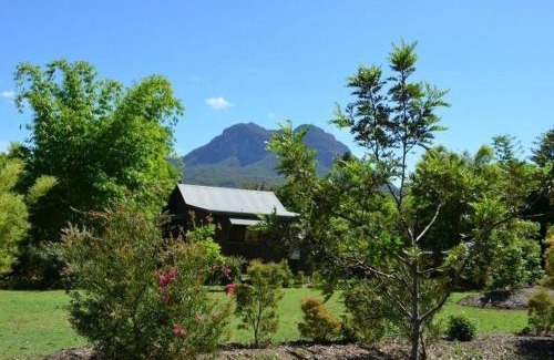 Rathdowney Bed & Breakfast | Tuckeroo Cottages & Gardens - Blue Wren & Kookaburra