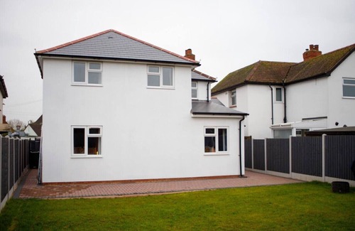 Powick House | Tudor-Themed 6-Bed Village Gem