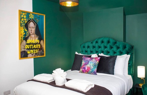 Powick House | Tudor-Themed 6-Bed Village Gem
