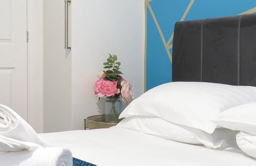 Bordesley House | Tudors eSuites 3 Bedroom House & Garden