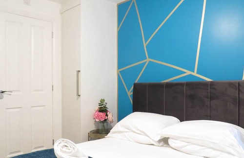 Bordesley House | Tudors eSuites 3 Bedroom House & Garden
