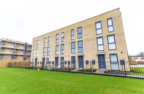 Bordesley Apartment | Tudors eSuites Birmingham House with Private Garden Free Parking