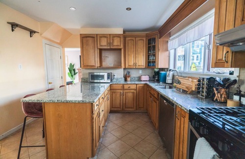 Medford House | Tufts 4BD/2BA - 5.MIN to Harvard&Boston/Free Parking/Walk to Subway