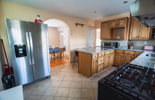 Medford House | Tufts 4BD/2BA - 5.MIN to Harvard&Boston/Free Parking/Walk to Subway
