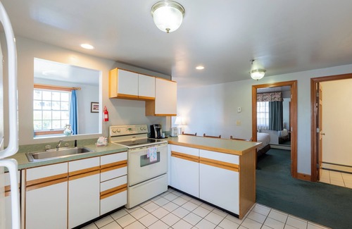 Boothbay Harbor Hotel | Tugboat Inn