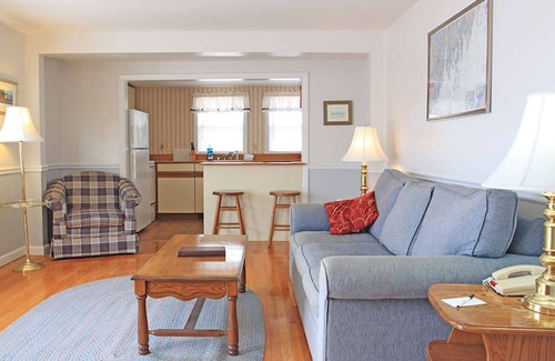 Boothbay Harbor Hotel | Tugboat Inn