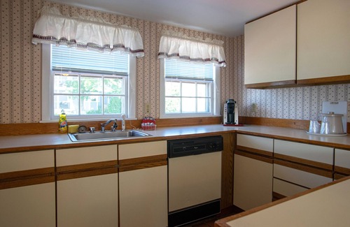 Boothbay Harbor Hotel | Tugboat Inn