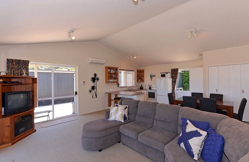Tata Beach Cottage | Tuis on Tata - Golden Bay Home (Tata Beach)