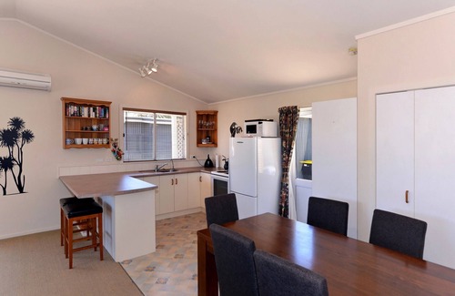 Tata Beach Cottage | Tuis on Tata - Golden Bay Home (Tata Beach)