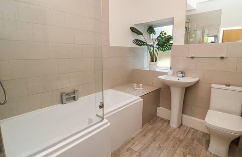 Shipley Cottage | TULIP COTTAGE, pet friendly, character holiday cottage in Baildon