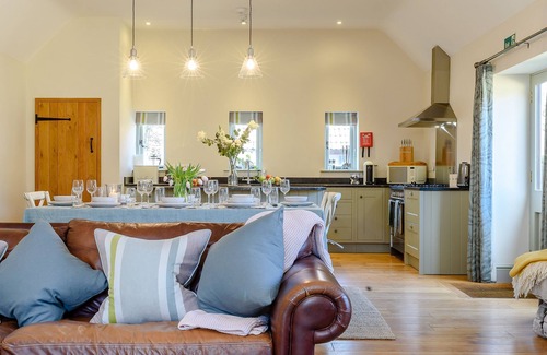Dyrham Cottage | Tull - sleeps 8 guests in 4 bedrooms