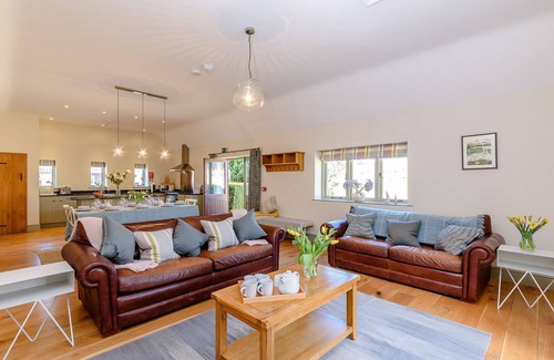 Dyrham Cottage | Tull - sleeps 8 guests in 4 bedrooms