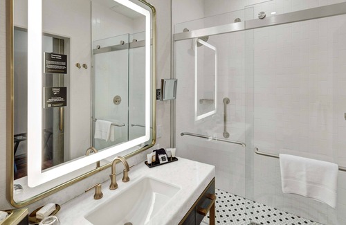 Downtown Tulsa Hotel | Tulsa Club Hotel, Curio Collection by Hilton