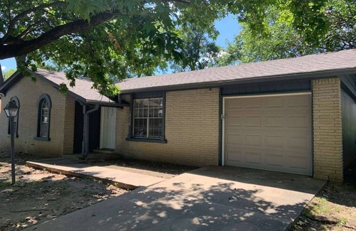 Tulsa House | Tulsa whole home near Hard Rock Casino and I-44 with large fenced backyard