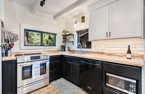 Bend Cabin | Tumalo Falls Modern Cabin Boulder House Bend