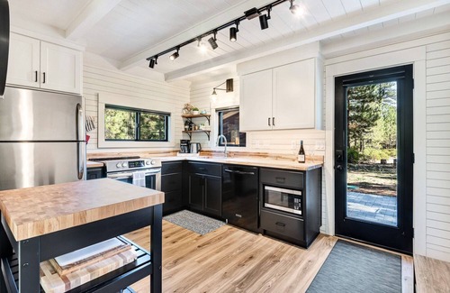 Bend Cabin | Tumalo Falls Modern Cabin Boulder House Bend