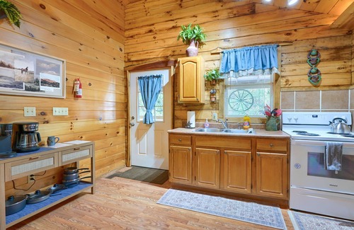 South Bloomingville Cabin | Tumbleweed: Pet friendly + private couples cabin w/hot tub in Hocking Hills