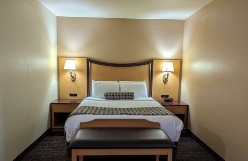 Green Bay Hotel | Tundra Lodge