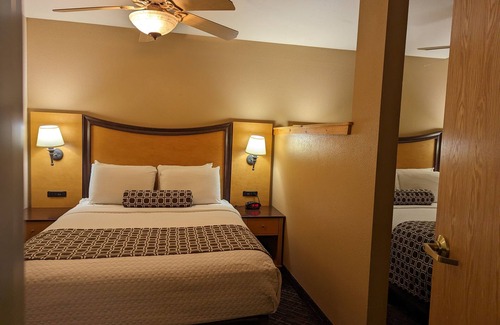 Green Bay Hotel | Tundra Lodge