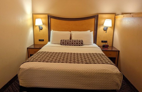 Green Bay Hotel | Tundra Lodge