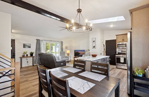Bellevue House | Tunis House 9 Miles to Lambeau - Draft Rental