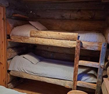 Rukatunturi Ski Chalet | Tunnelmallinen kelohonkamökki (paritalon puolikas) Rukalla
