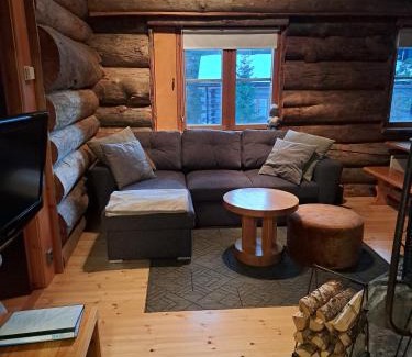Rukatunturi Ski Chalet | Tunnelmallinen kelohonkamökki (paritalon puolikas) Rukalla