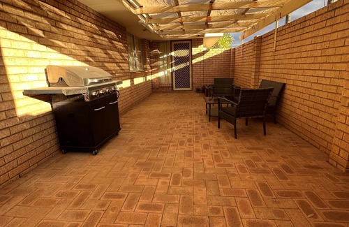 South Kalgoorlie House | Tupper Retreat - Modern 3 Bedroom 2 bathroom home with ALL amenities!