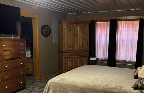 Osceola Cabin | Turkey Creek Barndominium home in country setting located in Osceola, Missouri