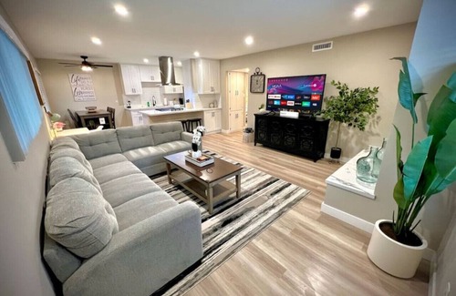 Montrose Apartment | Turn-key 2 Bedrooms | Move-In Ready!
