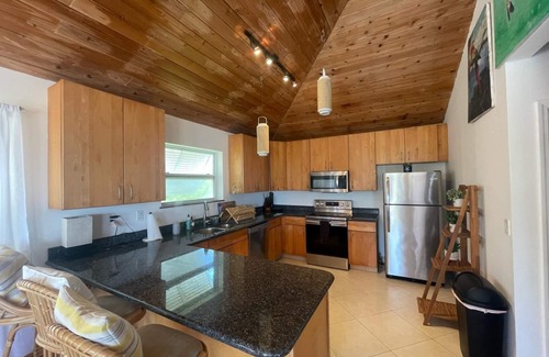 Dunmore Town House | Turning Tides - 5 bedroom house in Harbour Island with WiFi, AC and generator.