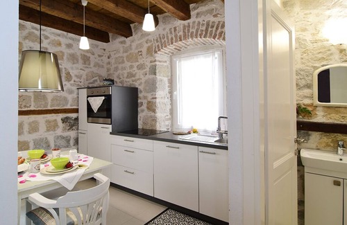 Kastel Kambelovac Apartment | Turrium Heritage Apartment Seaside With Patio and Barbecue