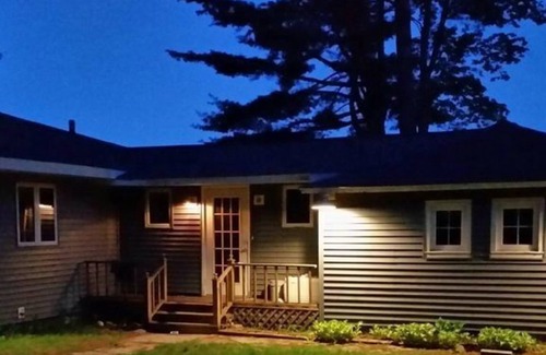 Wetmore Cottage | Turtle Cove on Town Lake: Golden Leaves & Lakeside Views – A Cozy Fall Retreat!