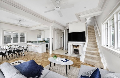 Manly Apartment | Tuscan Villa Little Manly, Beach front Apartment