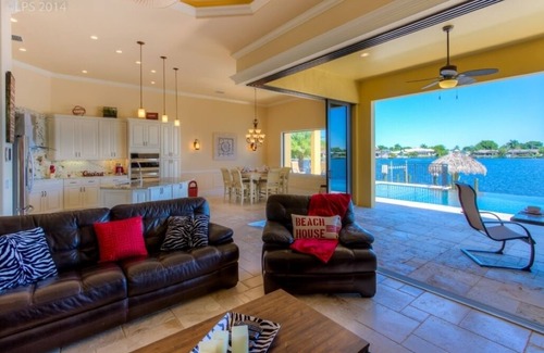 Eight Lakes House | Tuscany | on Lake | Heated Infinity Pool + Spa