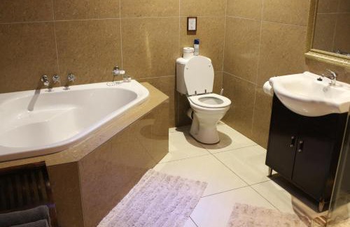 Hartbeespoort Bed & Breakfast | Tuskers Bush Lodge B&B